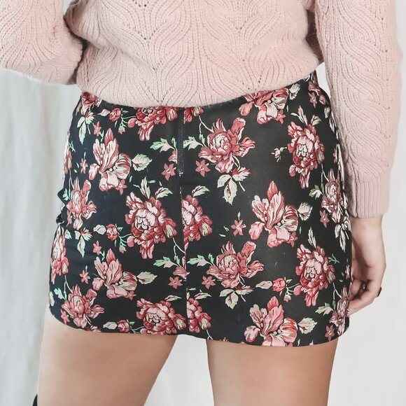 AMAZING LACE MINKPINK Larache Black and Red Rose Fitted Mid Rise Skirt - Picture 4 of 4